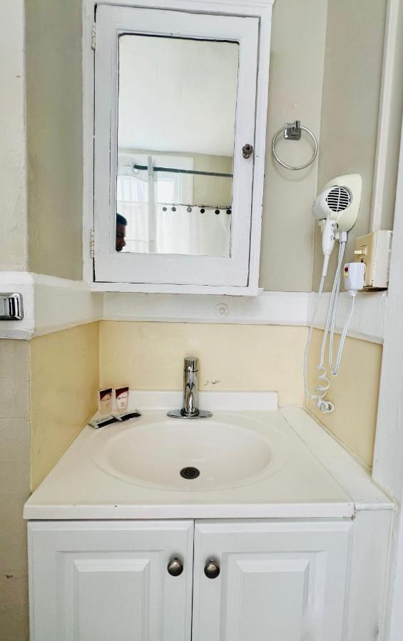 Queen Room with Private Bathroom at Admiral Hotel