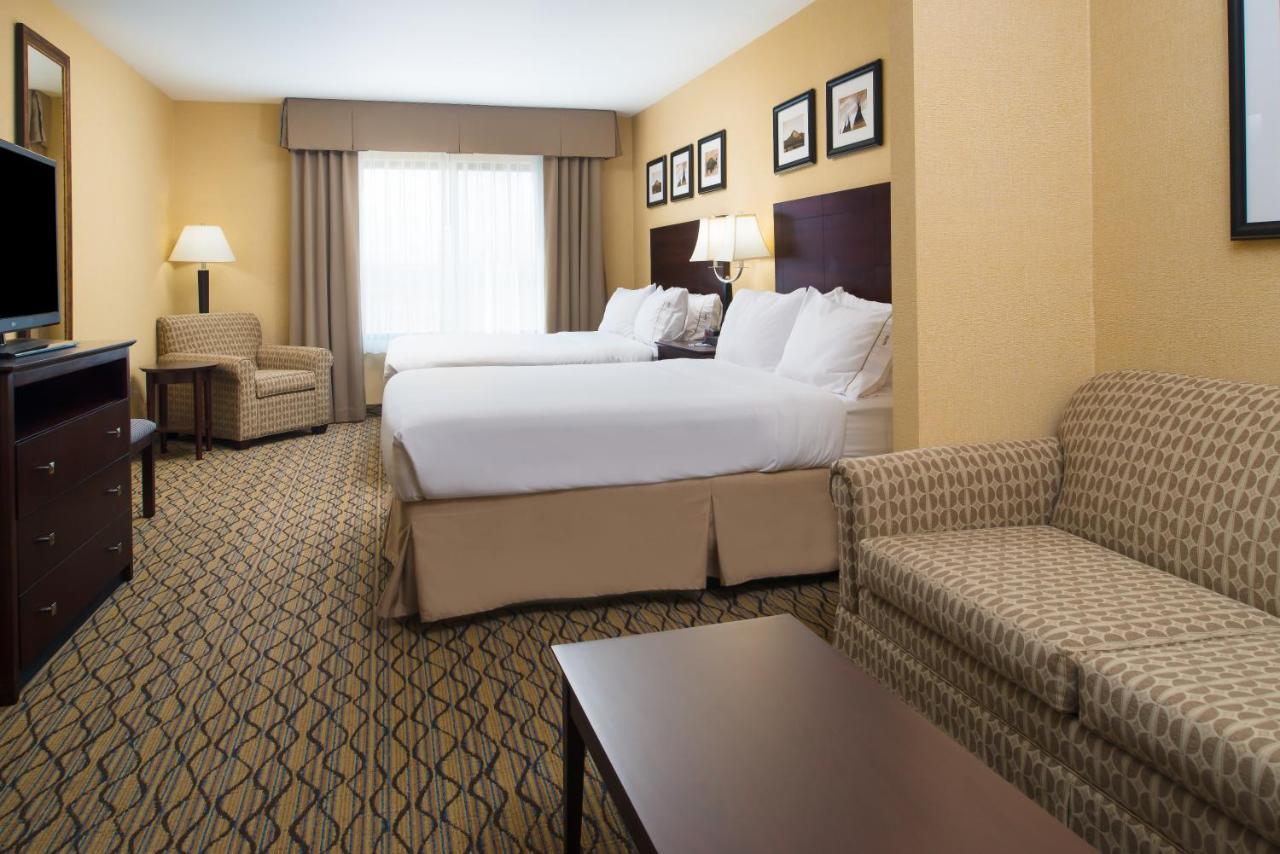 Queen Suite with Two Queen Beds at Glacier Peaks Hotel