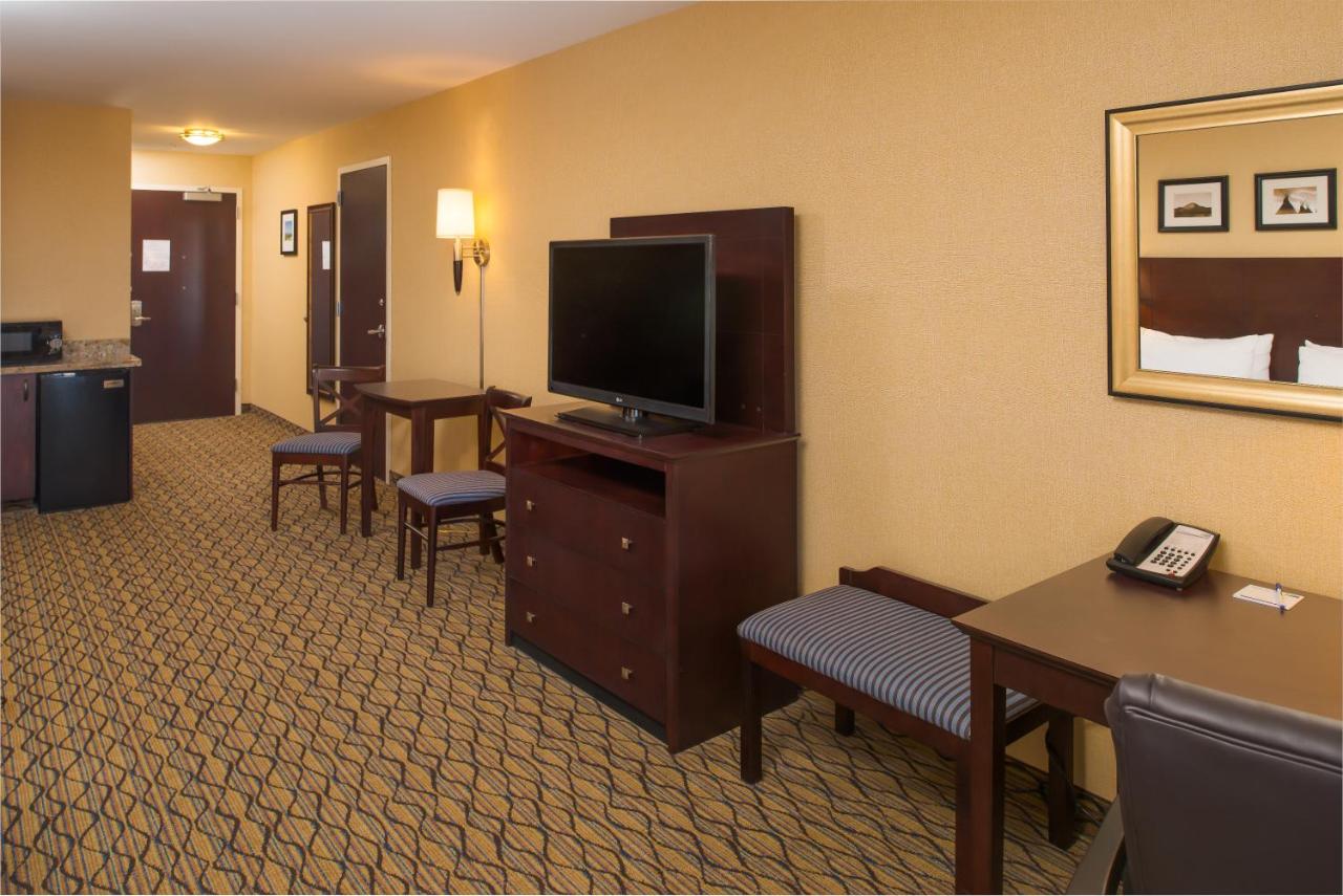 Queen Suite with Two Queen Beds at Glacier Peaks Hotel