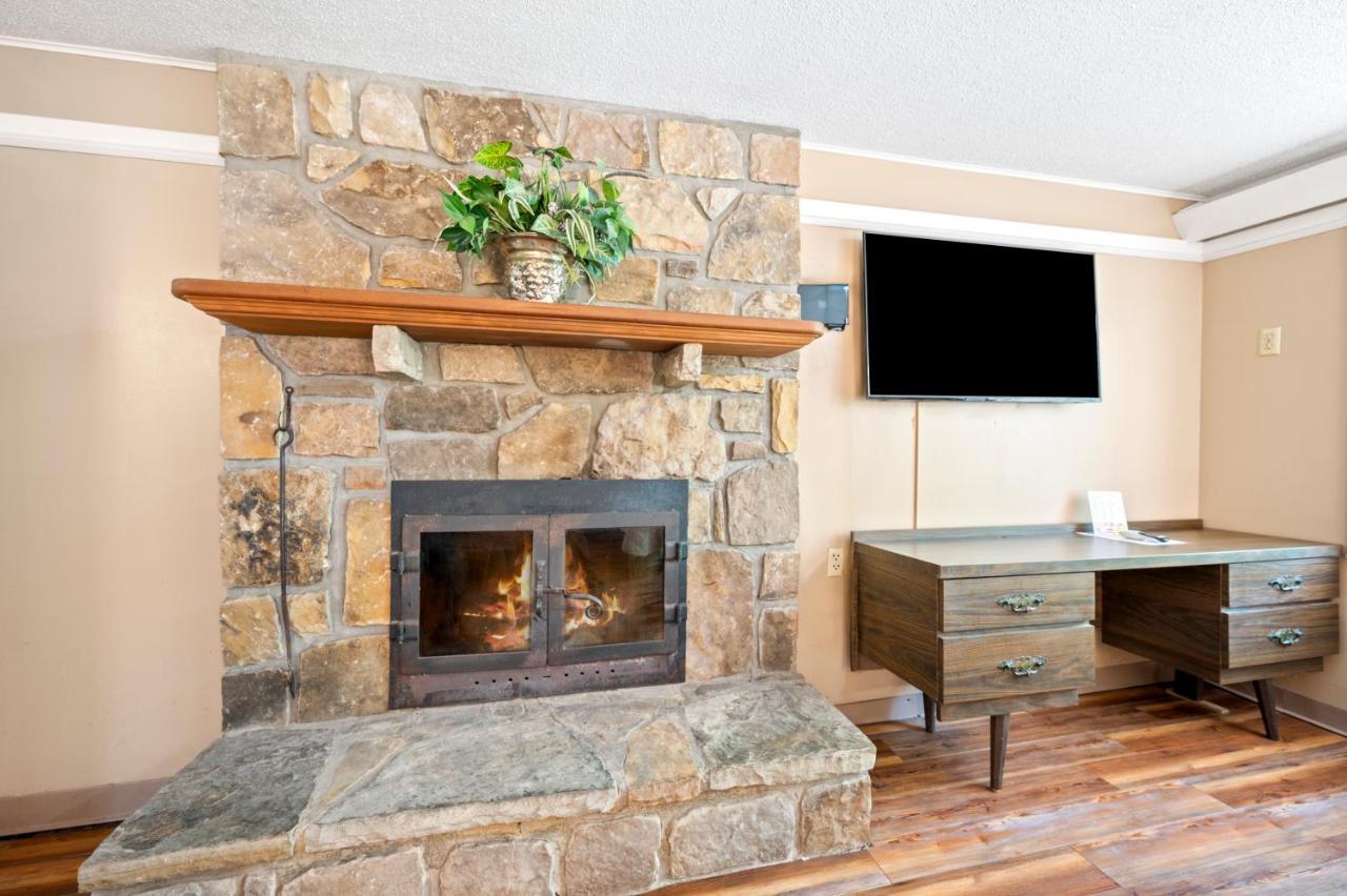 | Carr's Northside Hotel and Cottages