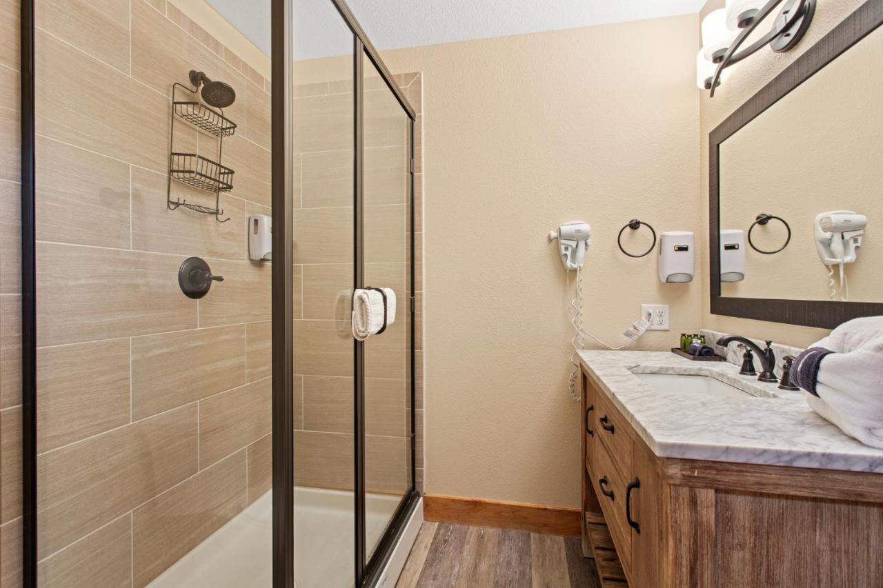 Double Queen Suites at Coyote Mountain Lodge