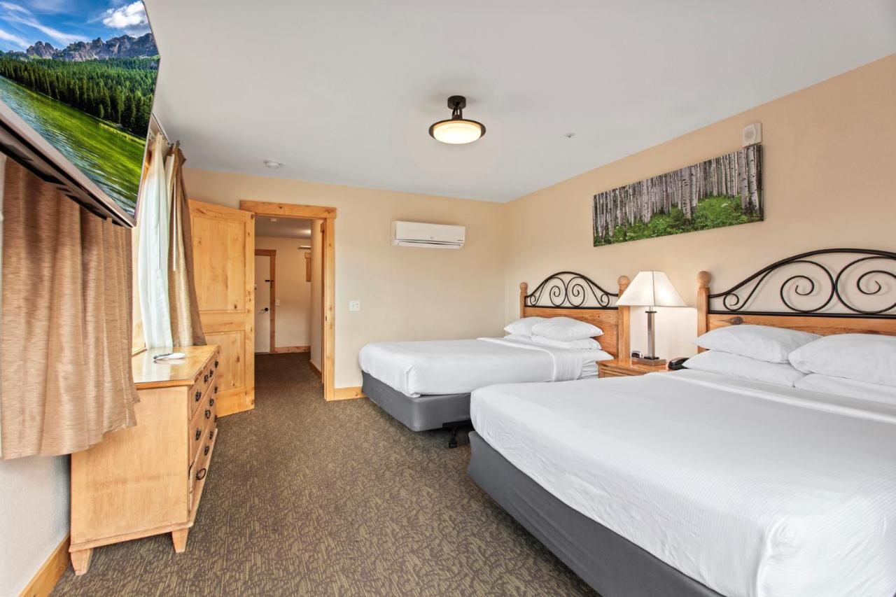 Double Queen Suites at Coyote Mountain Lodge
