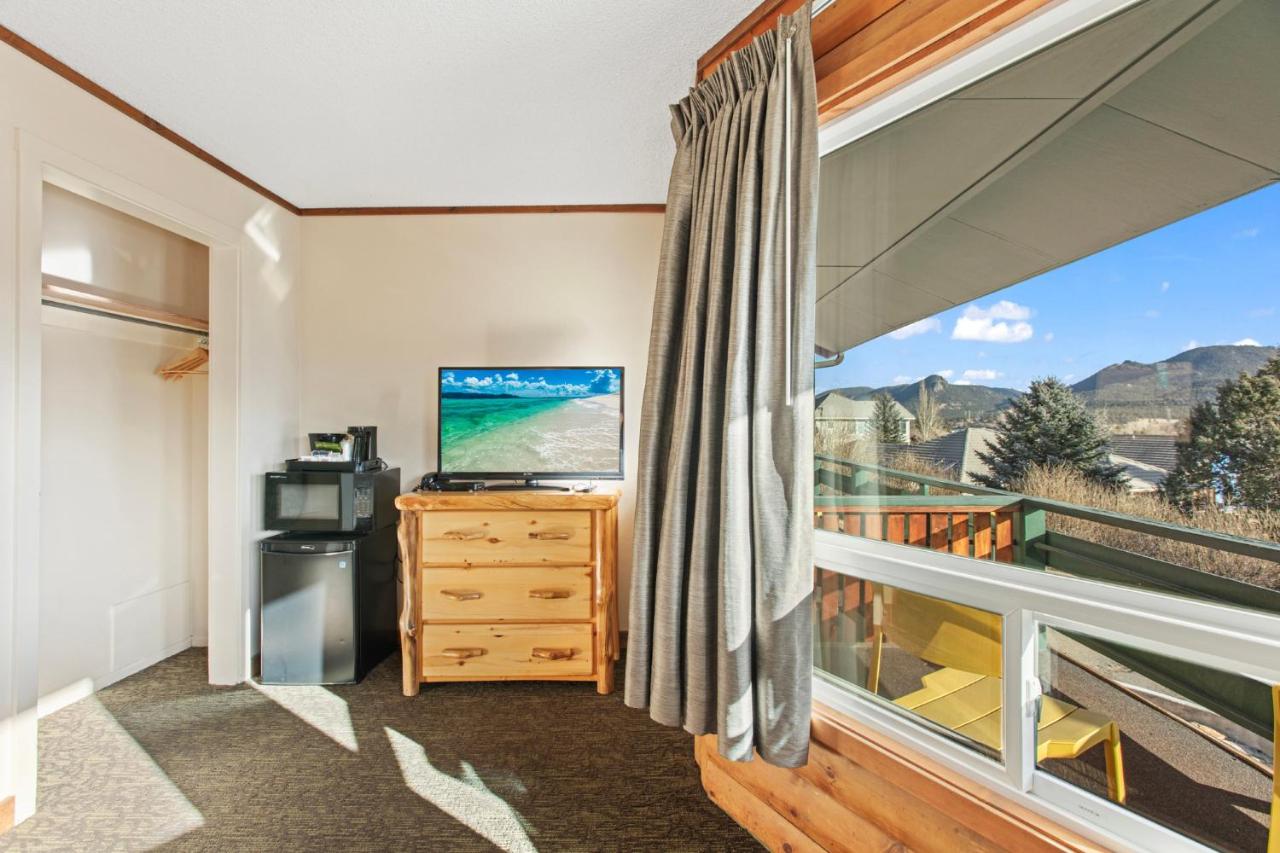 Standard King Room at Discovery Lodge