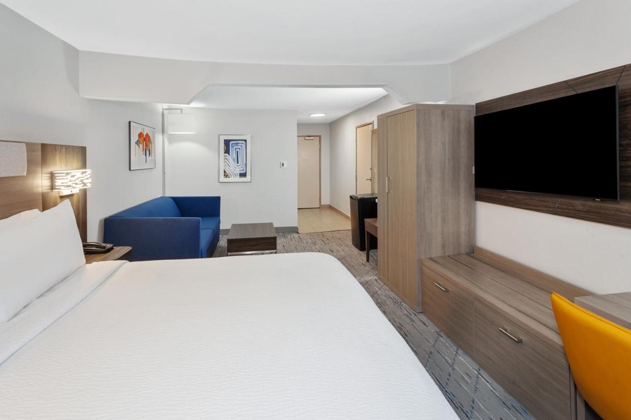 | Holiday Inn Express & Suites Carmel North – Westfield, an IHG Hotel