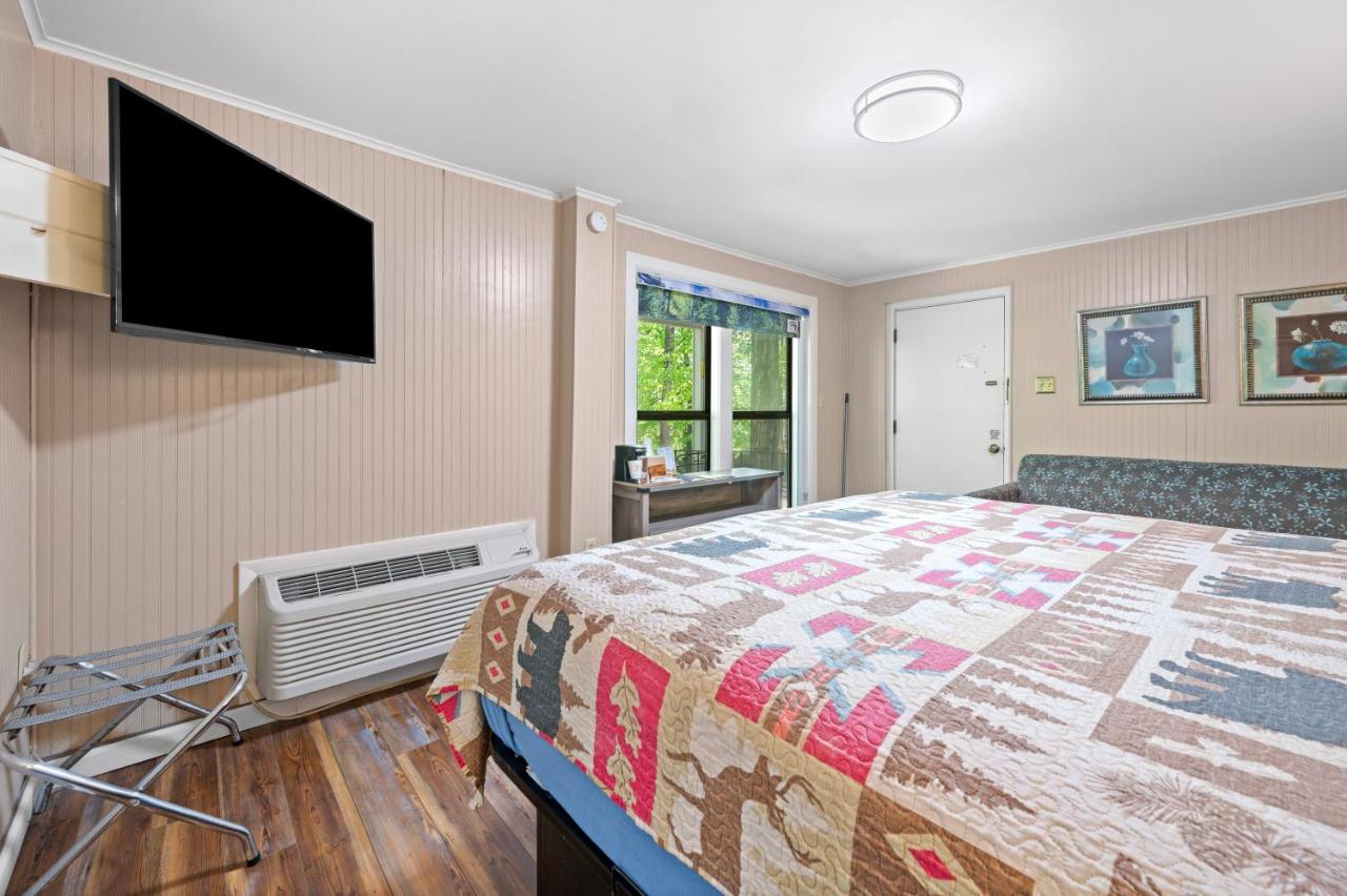 | Carr's Northside Hotel and Cottages