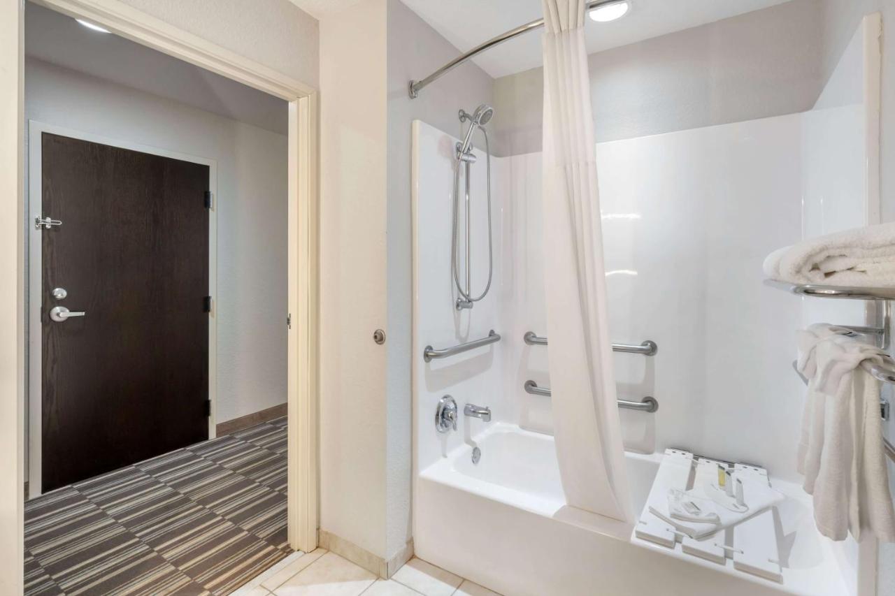 | Microtel Inn & Suites by Wyndham Brooksville