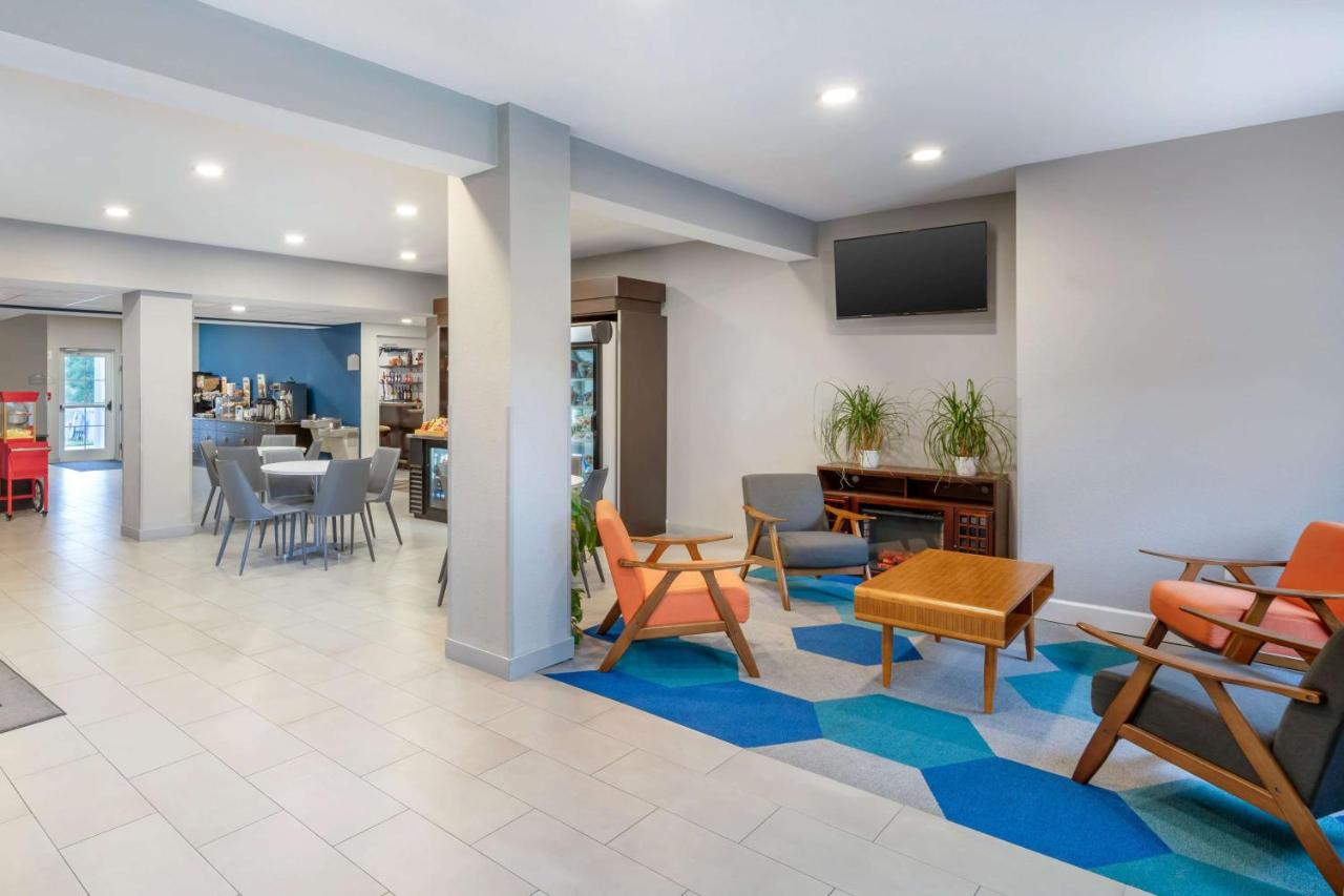 | Microtel Inn & Suites by Wyndham Brooksville