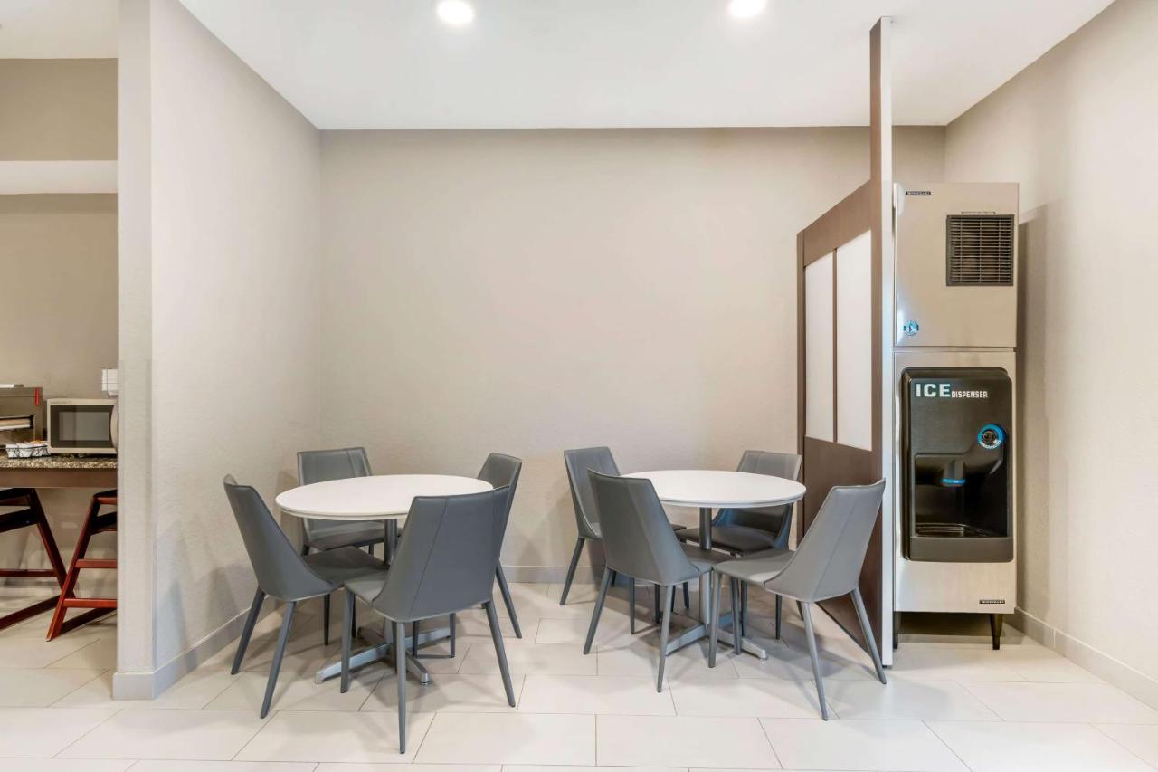 | Microtel Inn & Suites by Wyndham Brooksville