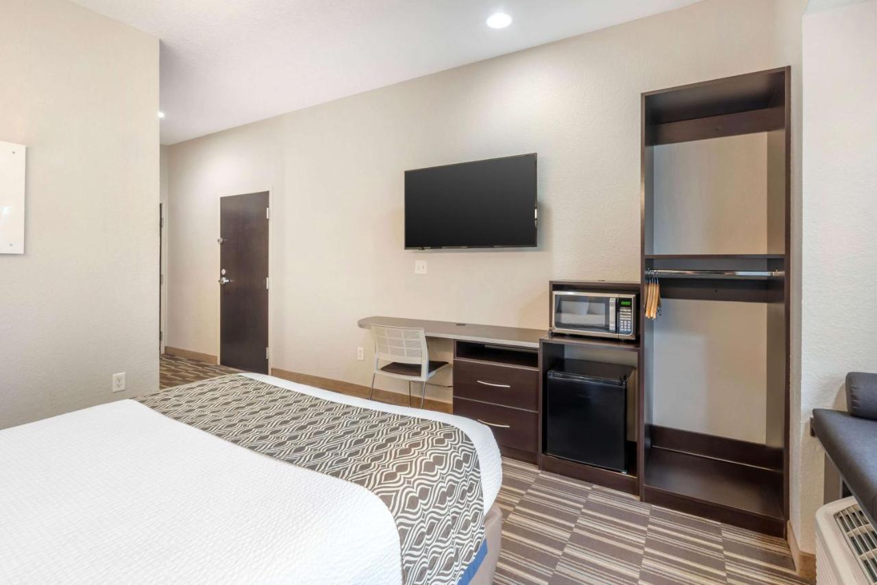 | Microtel Inn & Suites by Wyndham Brooksville