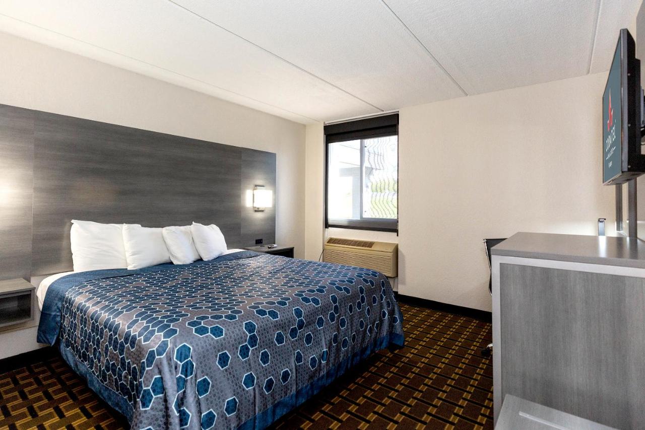 Deluxe King Room at Coratel Inn & Suites by Jasper Mankato