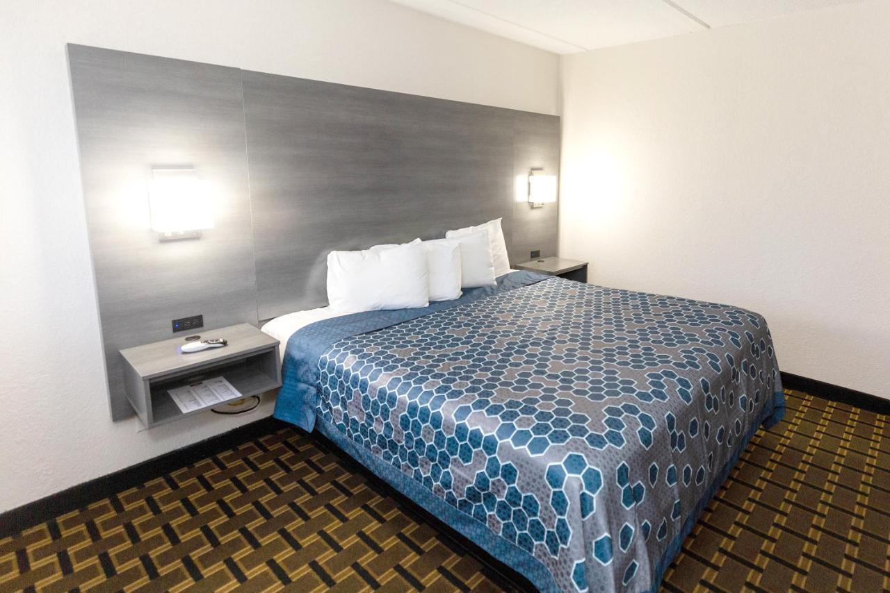 Deluxe King Room at Coratel Inn & Suites by Jasper Mankato