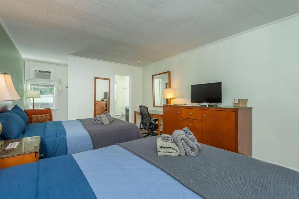 Deluxe Double Room at Geneva Hotel & Tiki Bar