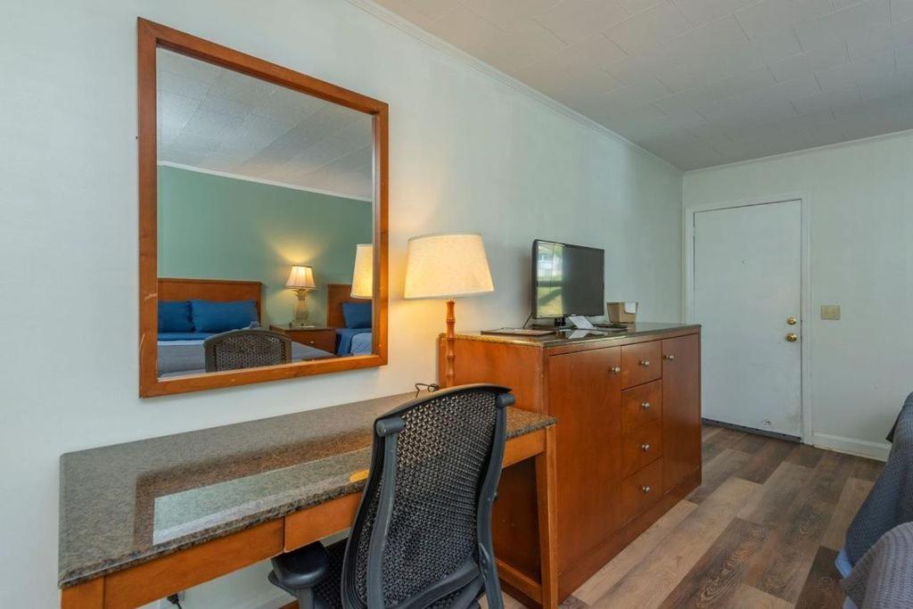 Deluxe Double Room at Geneva Hotel & Tiki Bar