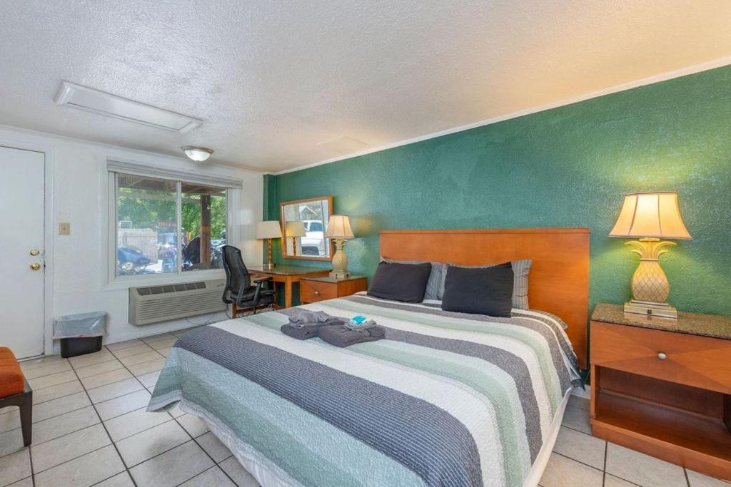 King Studio at Geneva Hotel & Tiki Bar