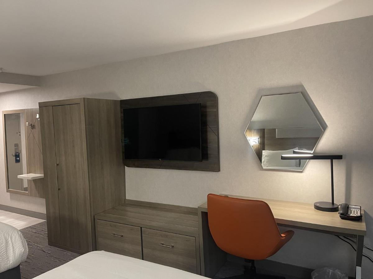 | Holiday Inn Express Hotel & Suites Brattleboro, an IHG Hotel