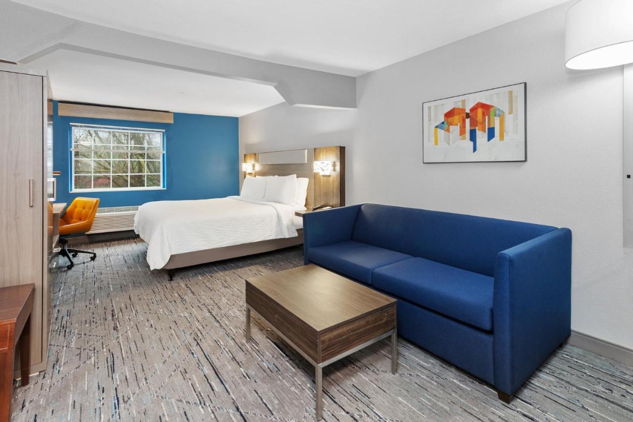 | Holiday Inn Express & Suites Carmel North – Westfield, an IHG Hotel