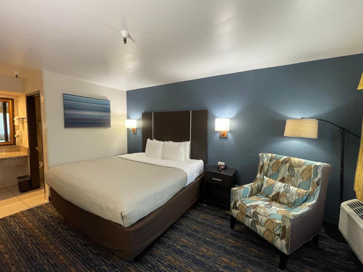 Standard Room, 1 King Bed, Accessible Tub, Non Smoking at Quality Inn Ontario Airport Convention Center