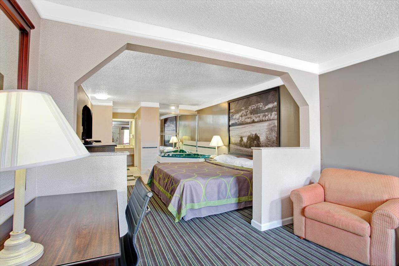 1 King Bed, Deluxe Studio Suite, Non-Smoking at Super 8 by Wyndham Knoxville East