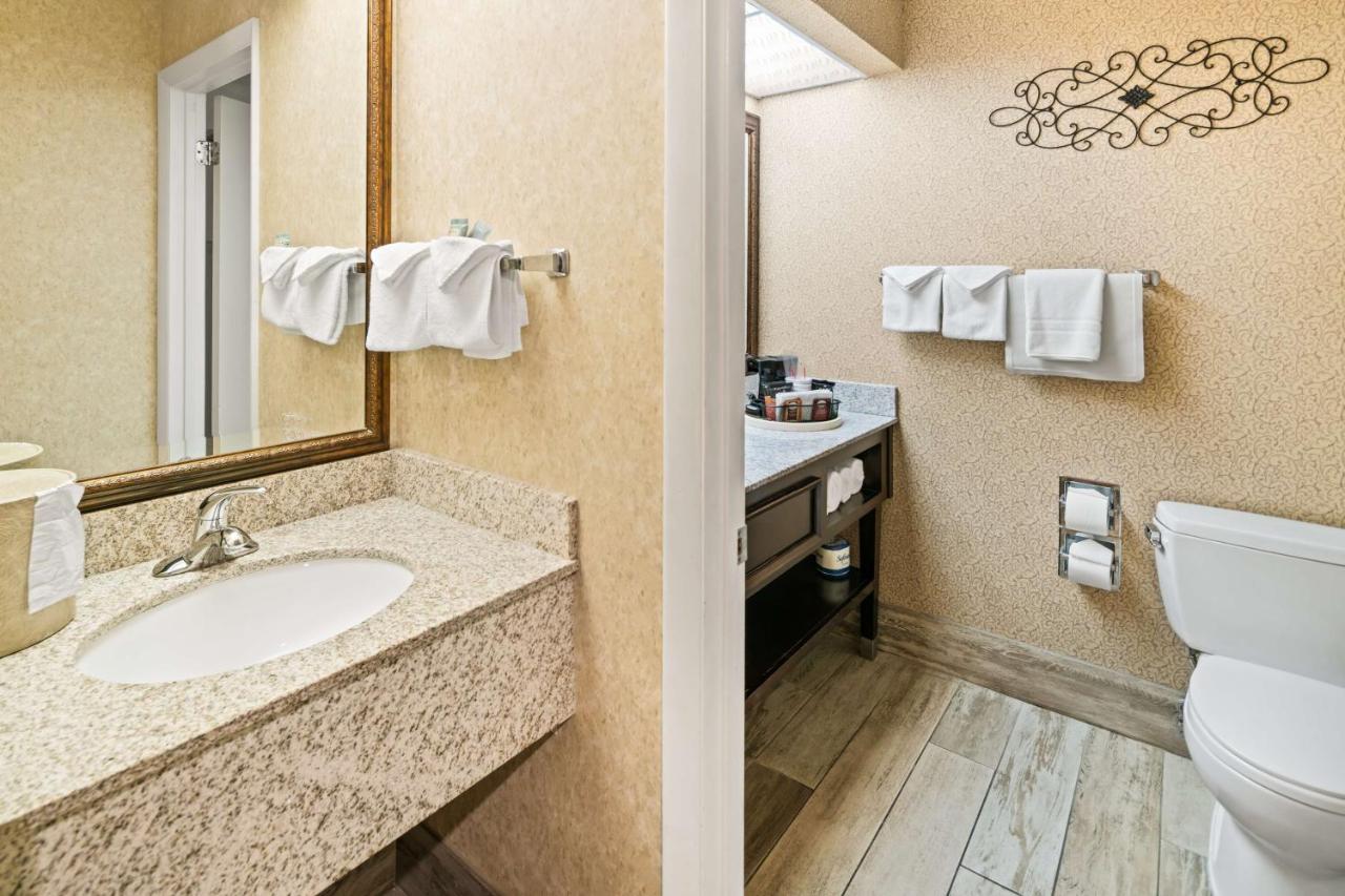King Room with Balcony - Non-Smoking at Best Western Coral Hills