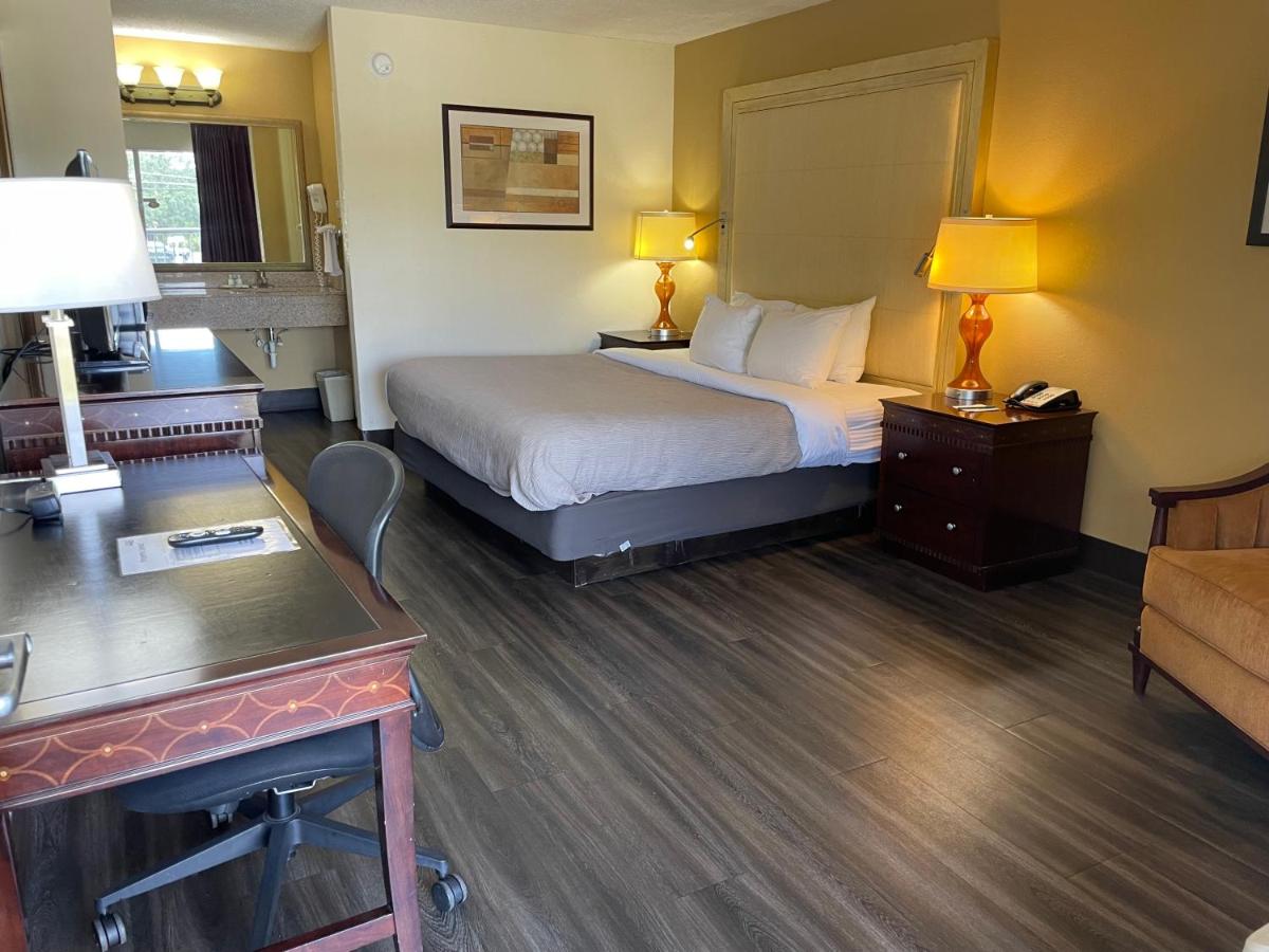 Queen Room with Roll-In Shower - Accessible/Non Smoking at Quality Inn Alachua - Gainesville Area