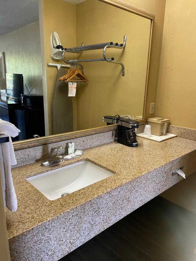 King Room with Tub - Mobility Accessible/Non Smoking at Quality Inn Alachua - Gainesville Area