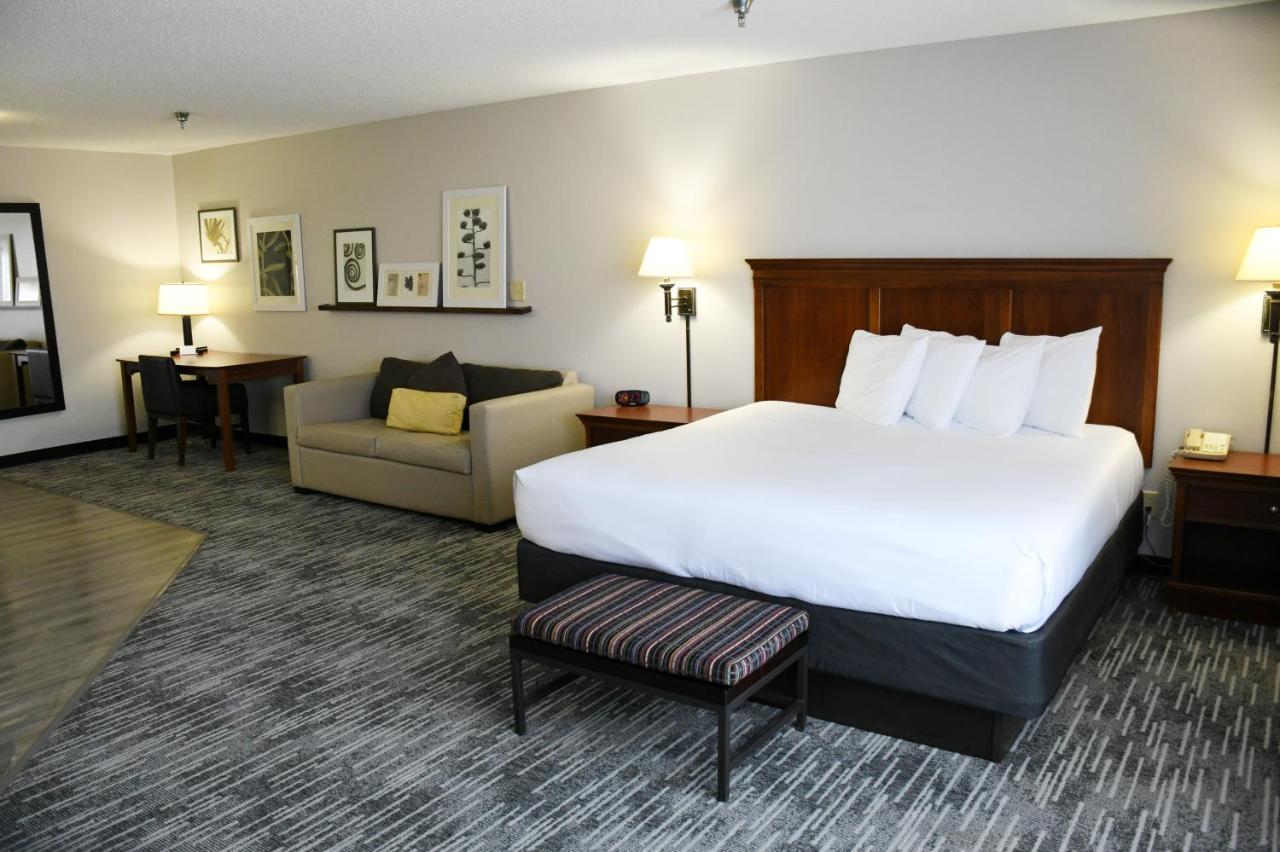 King Room with Whirpool and Sofa Bed at Best Western Harmony Inn Fort Dodge Iowa