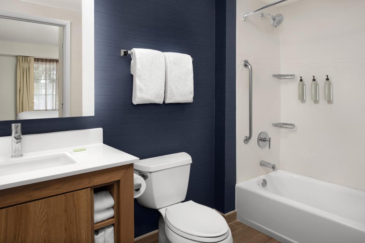 Queen Studio with Sofa Bed at Residence Inn Marriott Palo Alto Los Altos