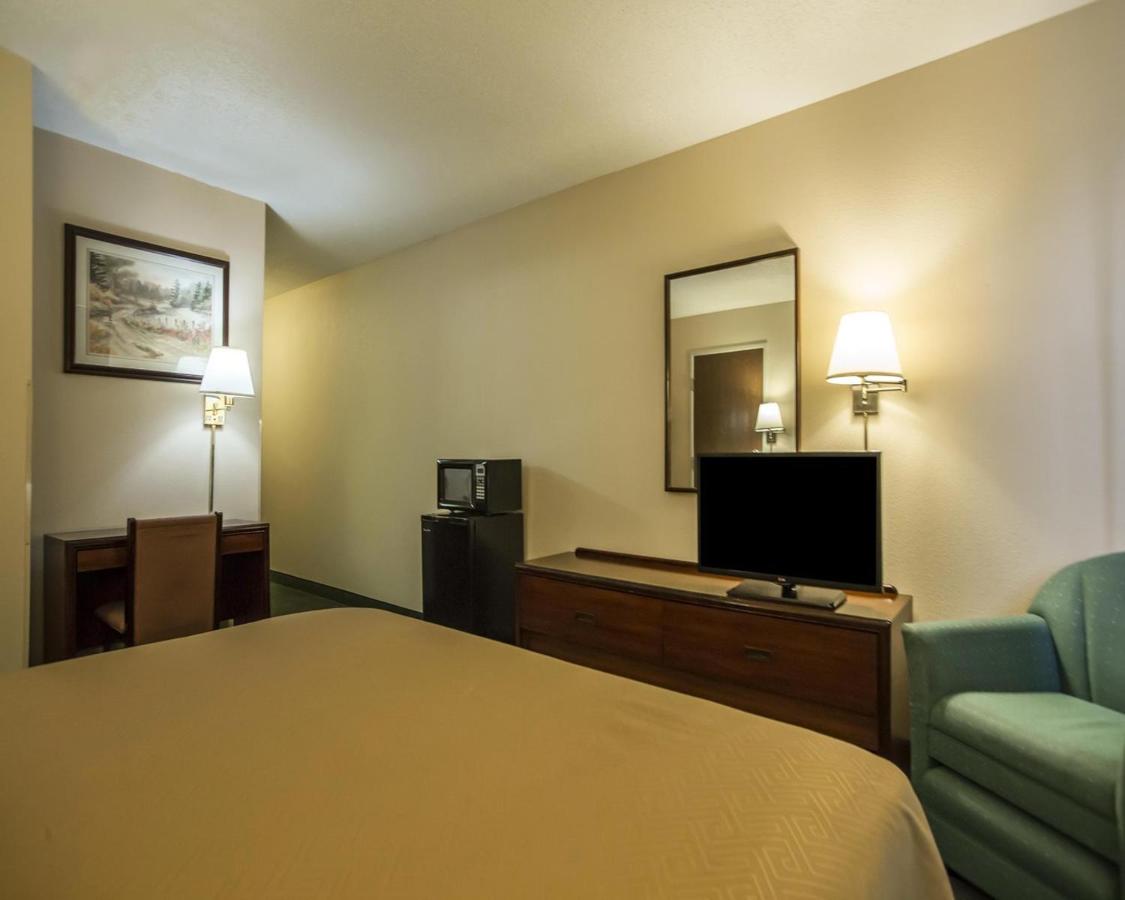 Queen Room - Non-Smoking at Econo Lodge Princeton