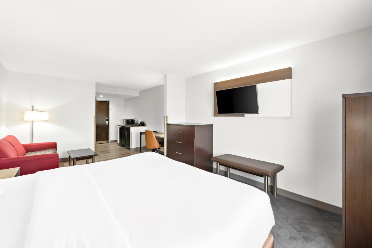King Room with Sofa Bed at Comfort Suites Columbus