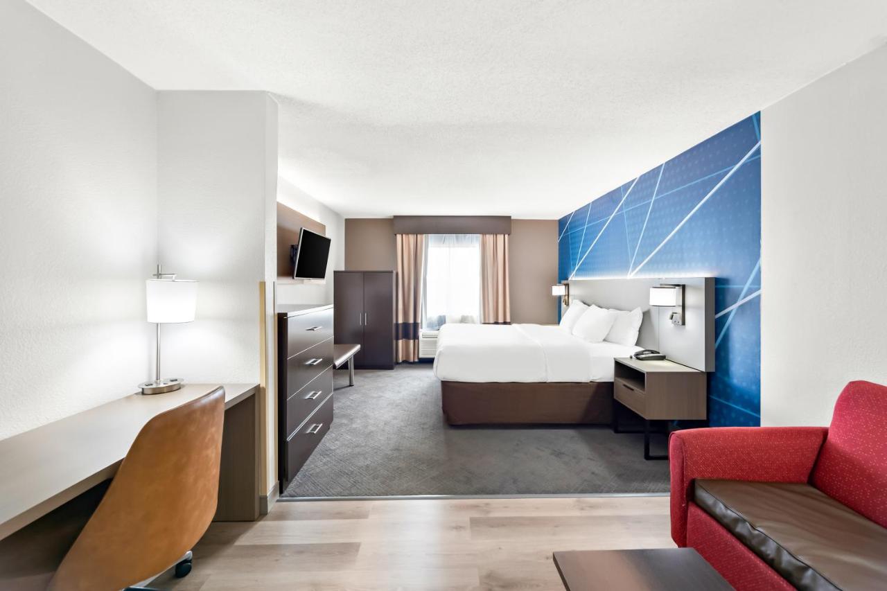 King Room with Sofa Bed at Comfort Suites Columbus