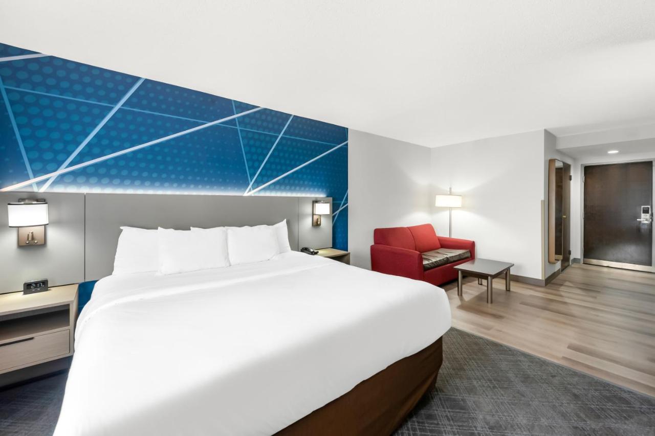 King Room with Sofa Bed at Comfort Suites Columbus