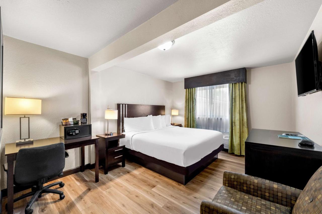 Deluxe King Room at Americas Best Value Inn Marquette