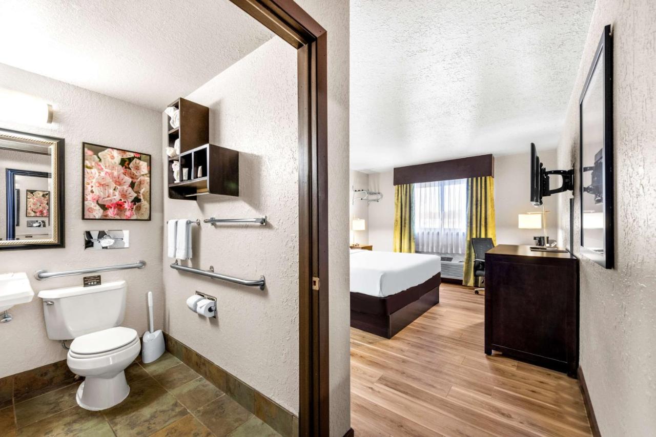 Deluxe King Room at Americas Best Value Inn Marquette