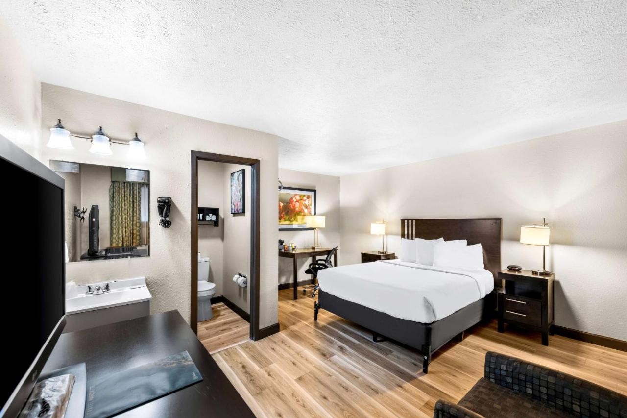 Deluxe Queen Room at Americas Best Value Inn Marquette