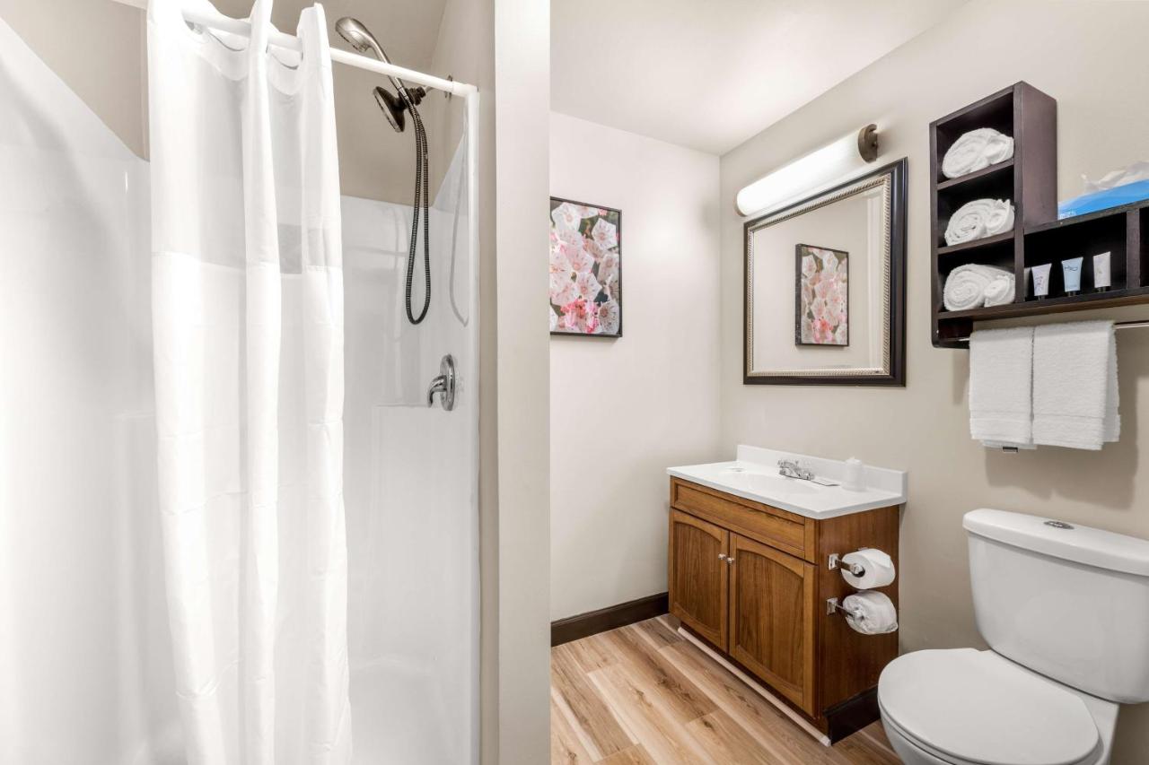 Deluxe King Room at Americas Best Value Inn Marquette