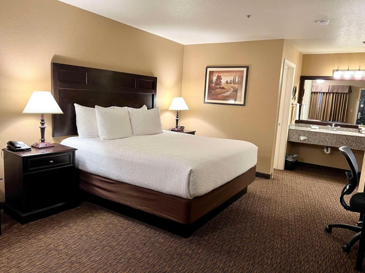 King Room at Best Western Country Inn