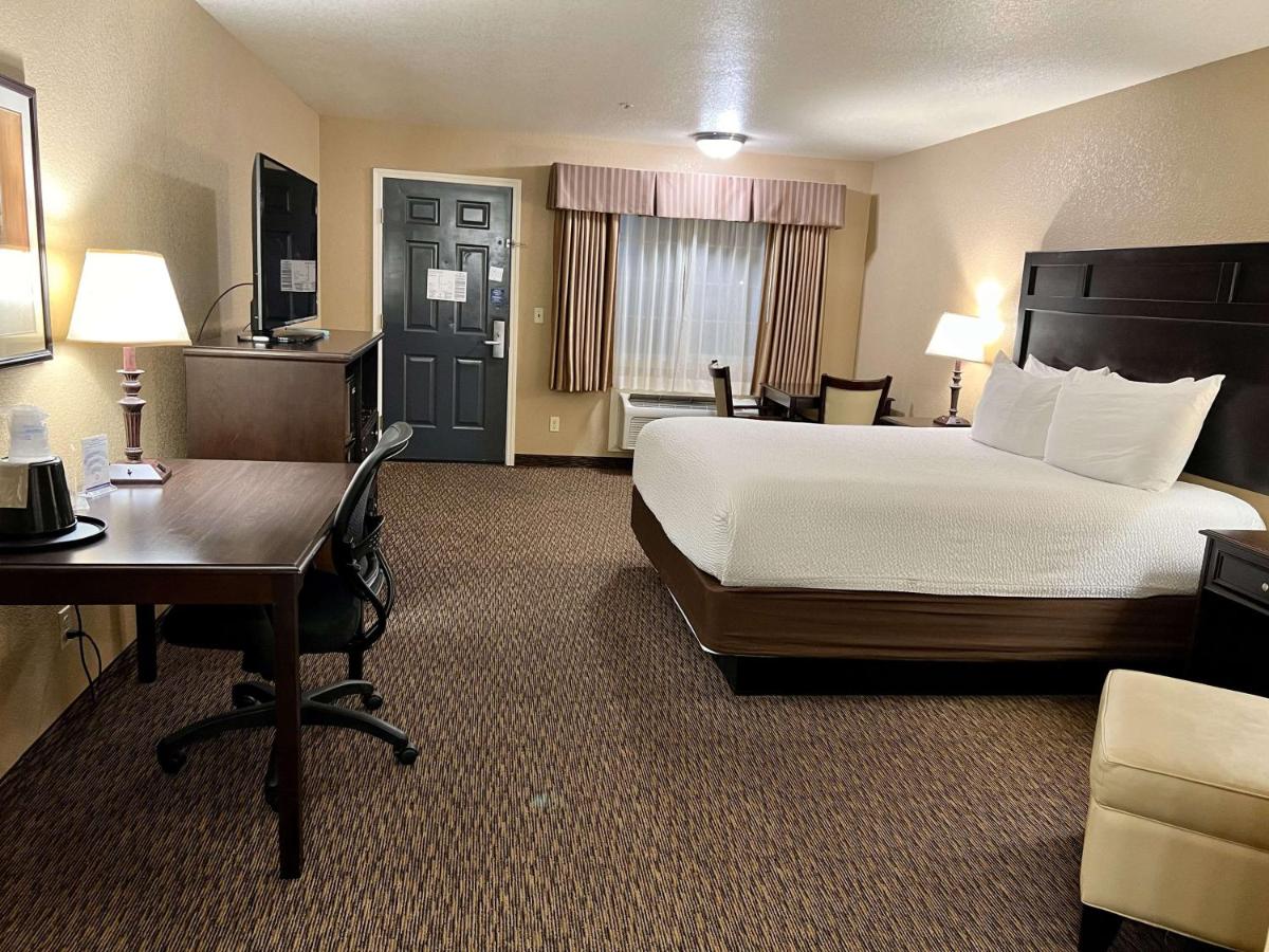 Deluxe King Room at Best Western Country Inn