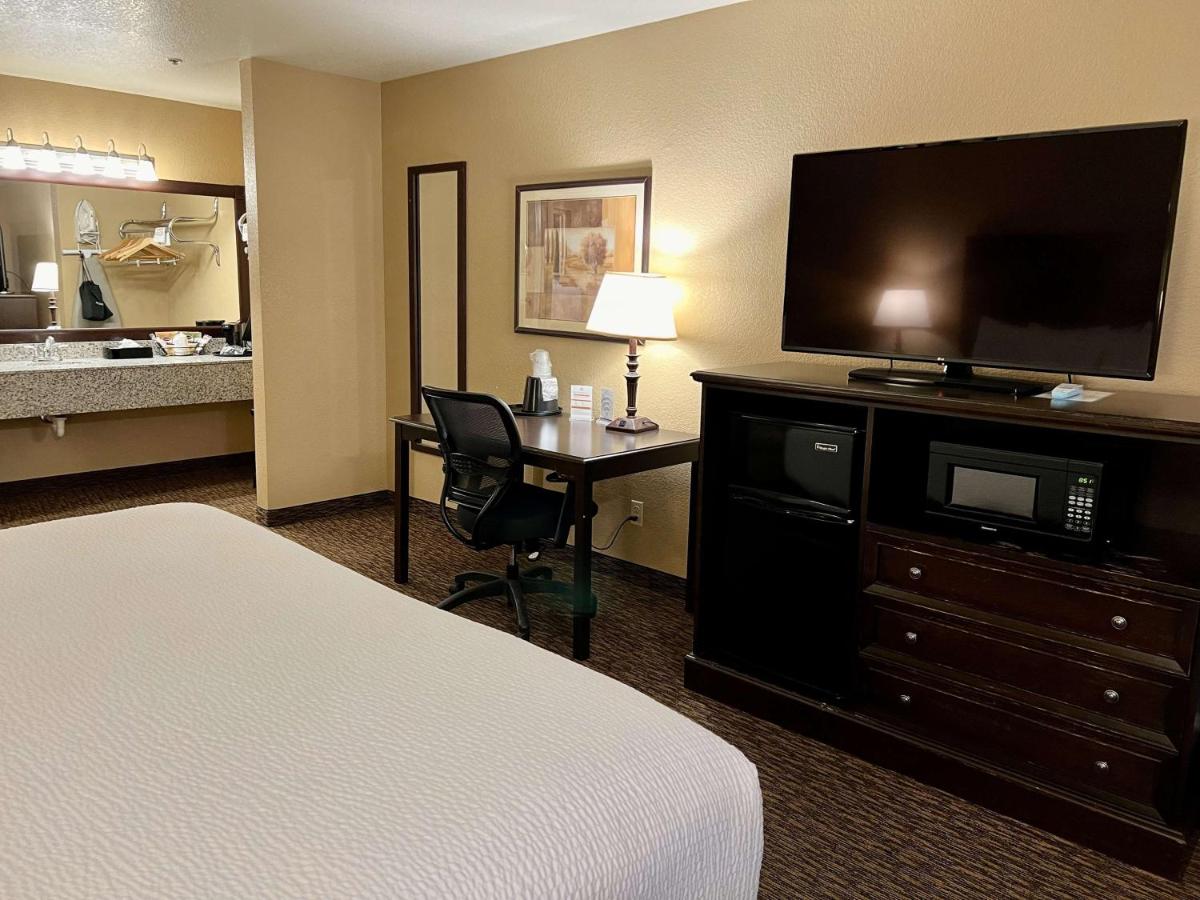 Deluxe King Room at Best Western Country Inn