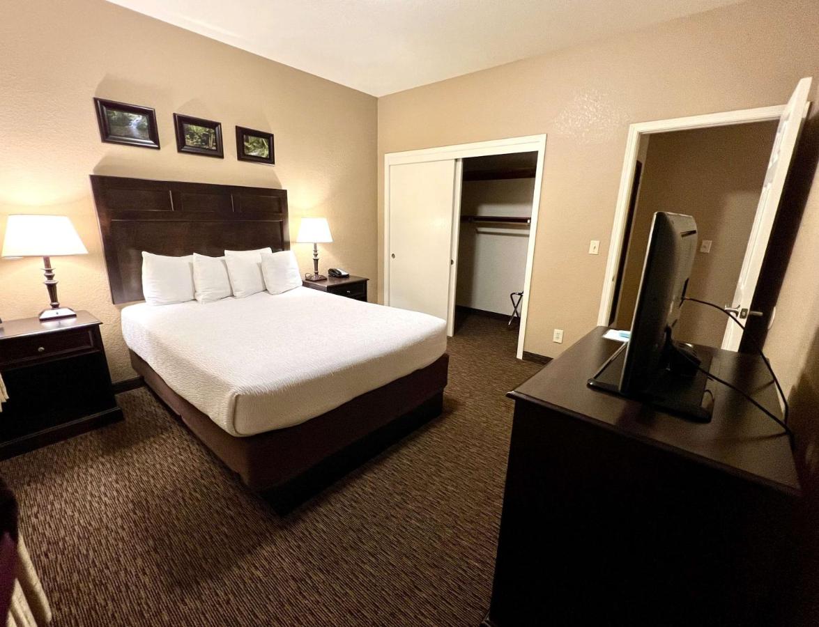 One-Bedroom Queen Suite with Sofa Bed at Best Western Country Inn