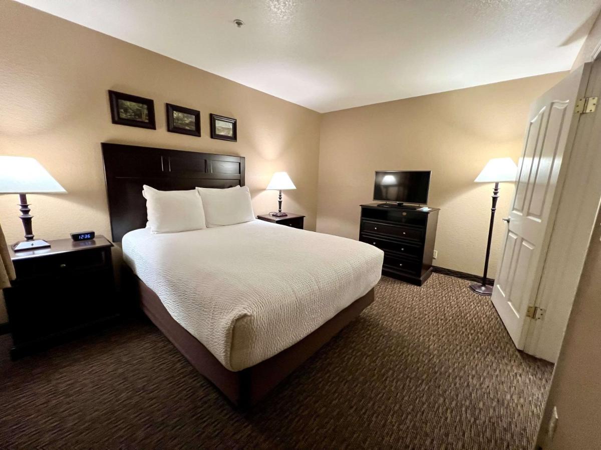 Suite with One King and One Queen Bed at Best Western Country Inn