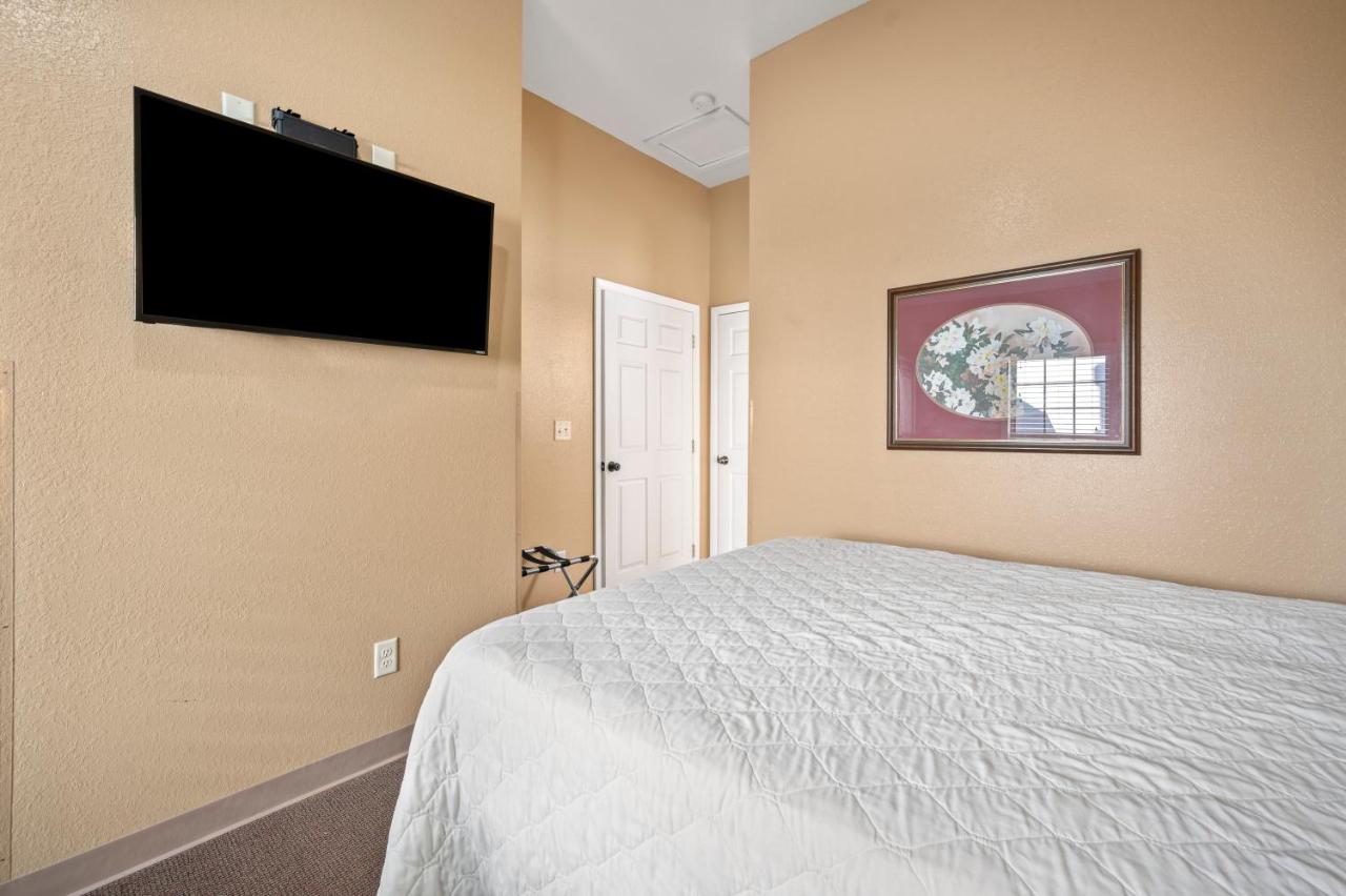 | Carr's Northside Hotel and Cottages