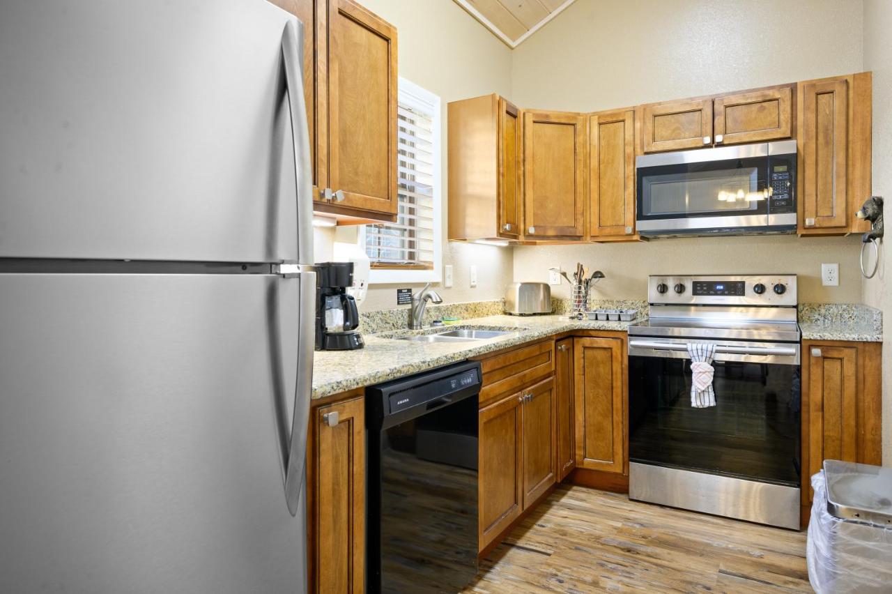 | Carr's Northside Hotel and Cottages