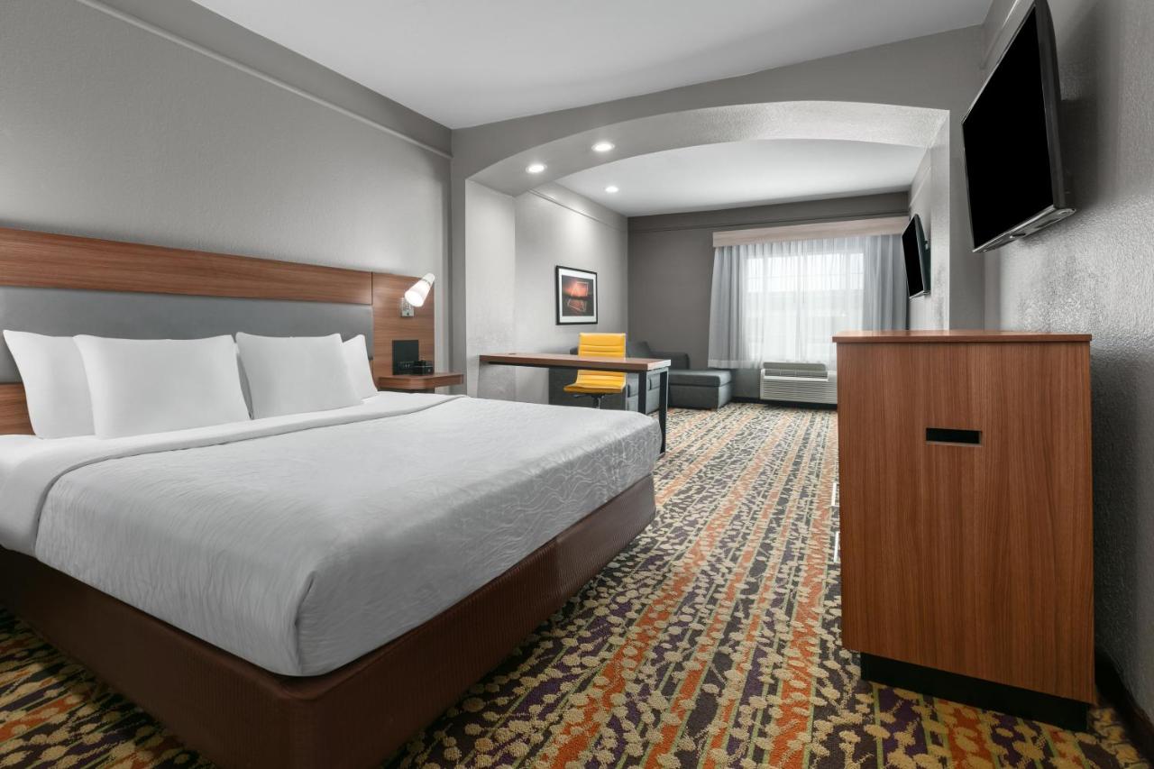 Executive King Room at La Quinta Inn & Suites by Wyndham Belton - Temple South