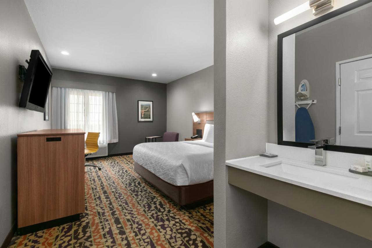 King Room with Bath Tub - Mobility/Hearing Accessible - Non-Smoking at La Quinta Inn & Suites by Wyndham Belton - Temple South