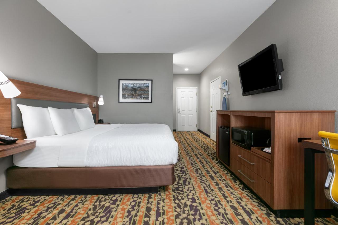 Deluxe King Room at La Quinta Inn & Suites by Wyndham Belton - Temple South