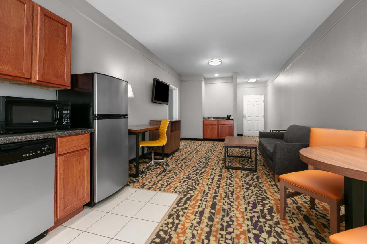 King Suite - Mobility/Hearing Accessible with Bath Tub - Non-Smoking at La Quinta Inn & Suites by Wyndham Belton - Temple South