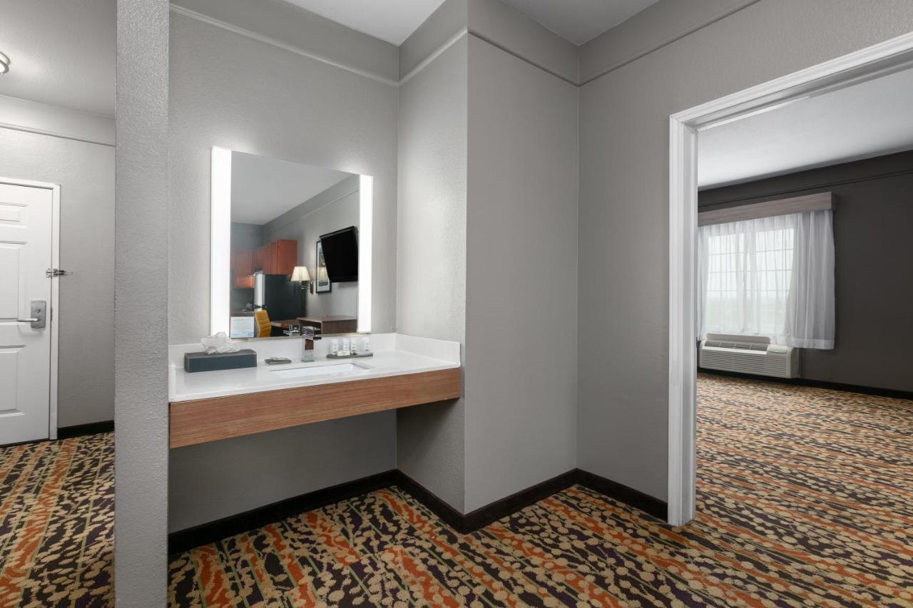 King Suite - Mobility/Hearing Accessible with Bath Tub - Non-Smoking at La Quinta Inn & Suites by Wyndham Belton - Temple South