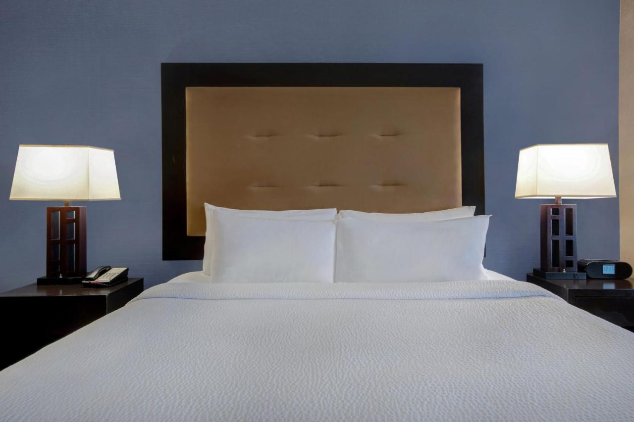 | Holiday Inn Hotel Detroit Metro Airport, an IHG Hotel