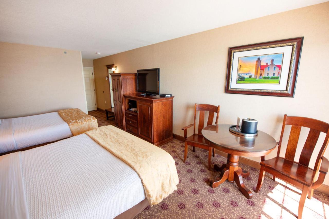 Queen Room with Two Queen Beds and Lake View at Hamilton Inn Select Beachfront Mackinaw City