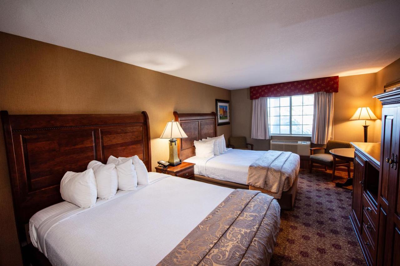 Deluxe Suite with Spa Bath at Hamilton Inn Select Beachfront Mackinaw City